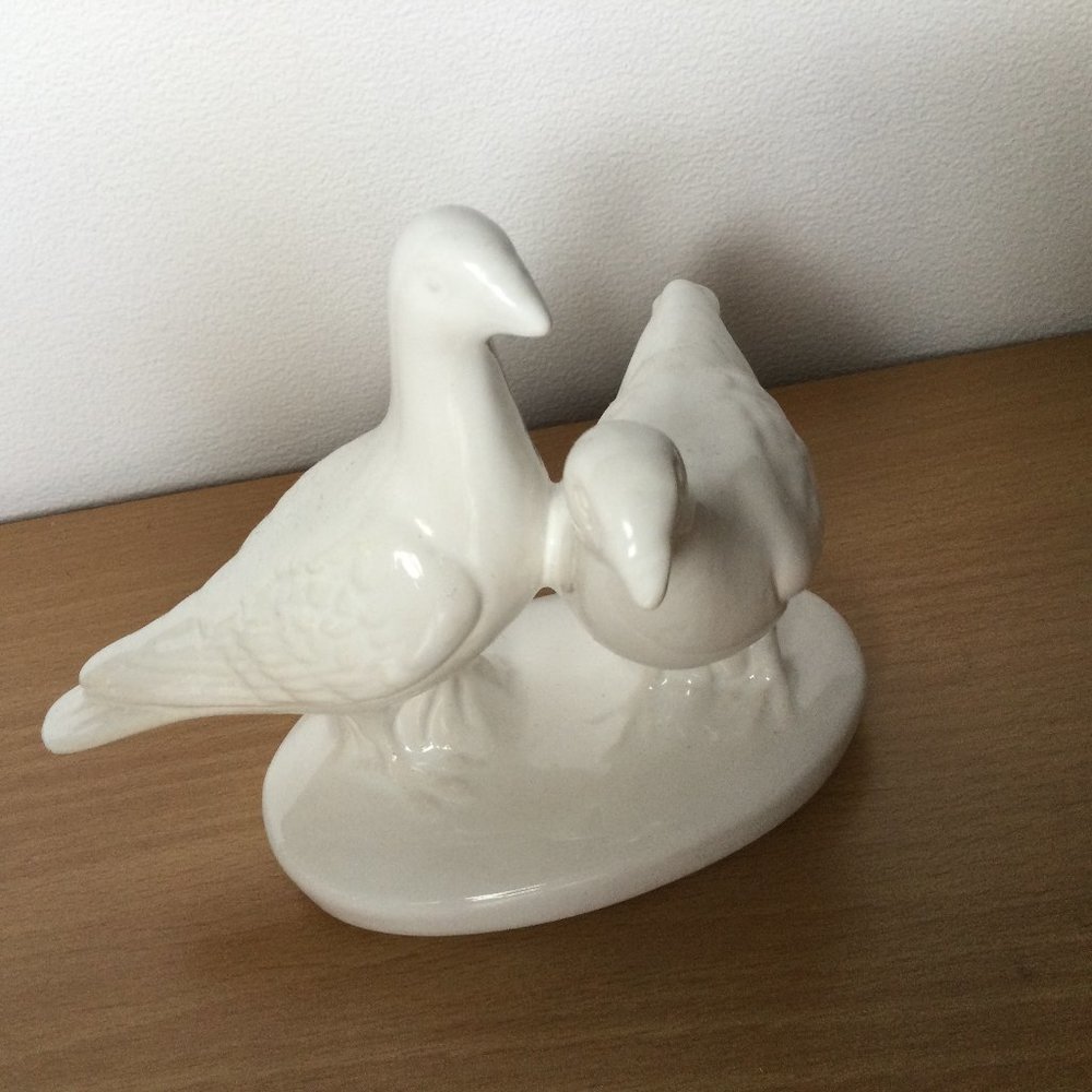 Vintage Ceramic two standing love birds figurines white studio ware box29